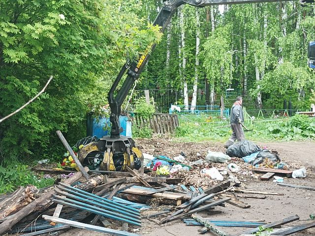 Вывоз мусора с территории кладбищ в п. Минино и Каменный Яр.